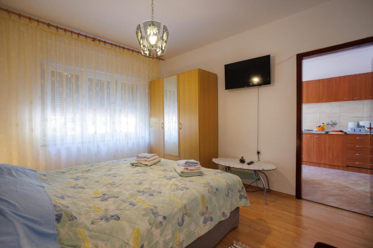 Apartment Studio Close To Sea Krk Town Exterior foto