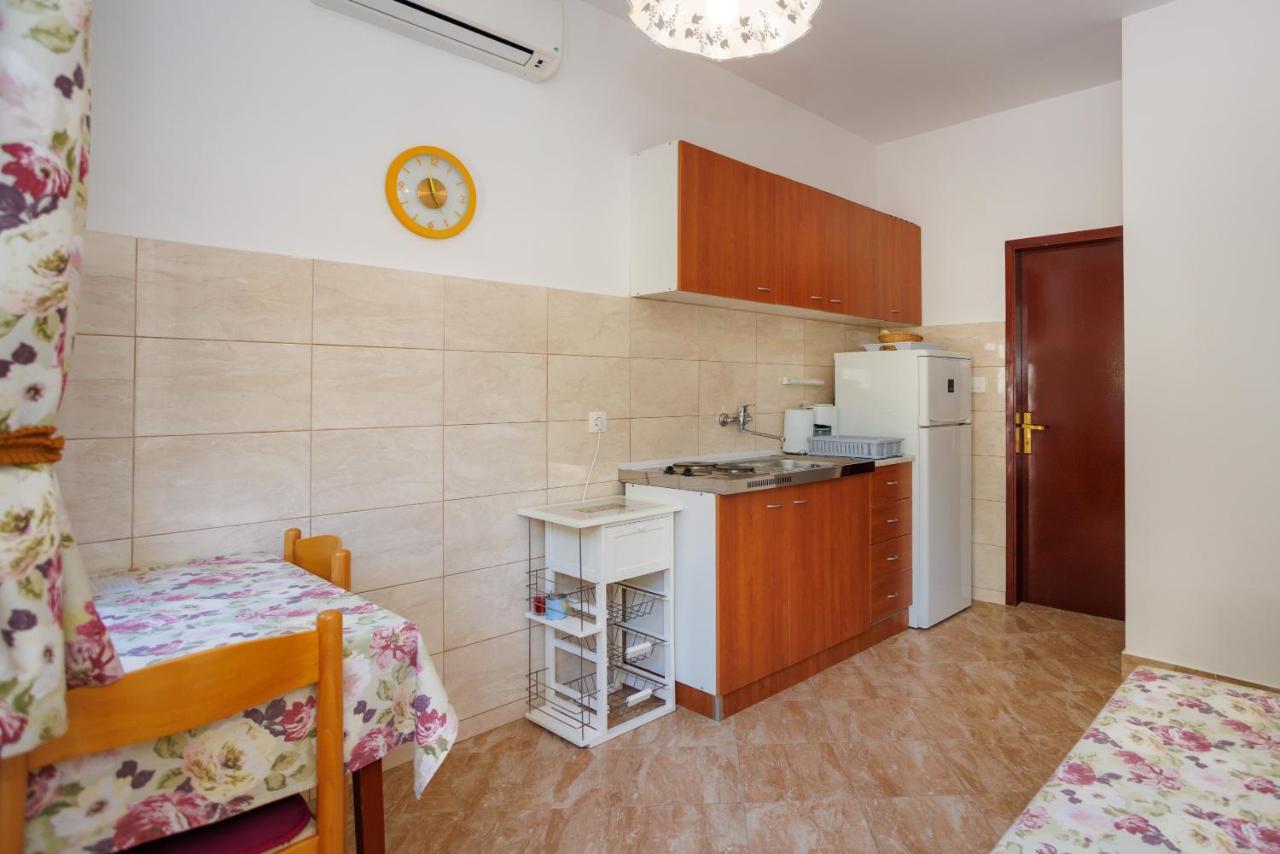 Apartment Studio Close To Sea Krk Town Exterior foto