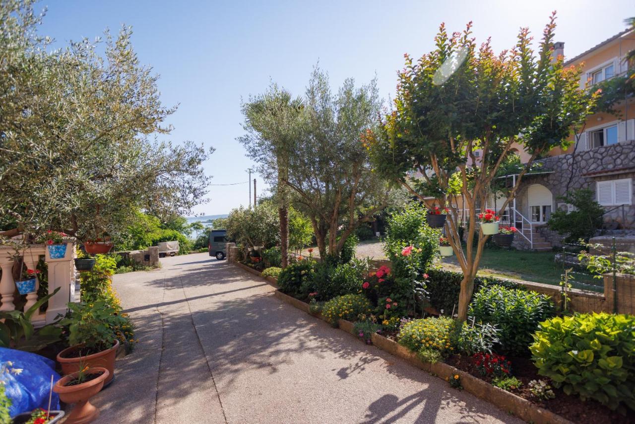 Apartment Studio Close To Sea Krk Town Exterior foto
